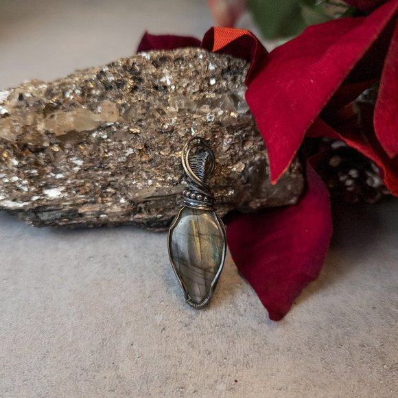 Simple Swirls Copper and Labradorite Pendant - Picture 1 of 10